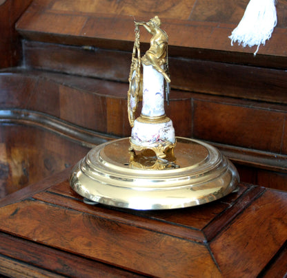 Figura in porcellana e oro ornata in stile Art Decò XIX secolo, perfetta per casa design
