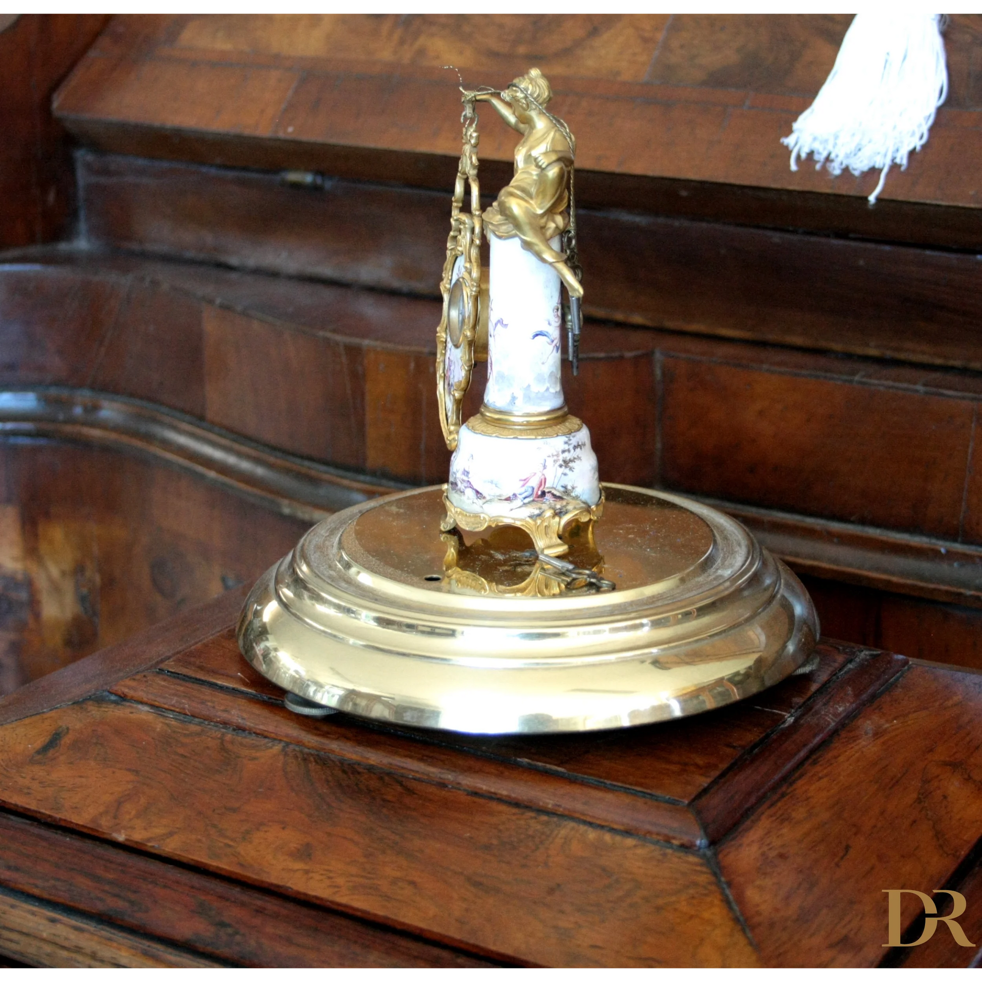 Figura in porcellana e oro ornata in stile Art Decò XIX secolo, perfetta per casa design