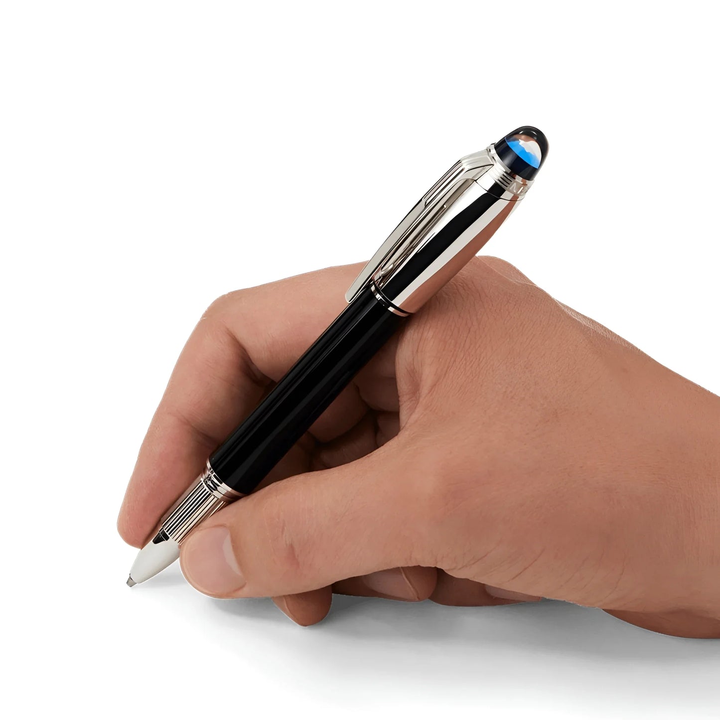 Elegante fineliner Montblanc StarWalker Doué acciaio con pregiata resina nera e clip finitura platino, tenuto in mano