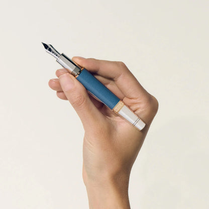 Montblanc stilografica Writers Edition Homage to Johann Wolfgang von Goethe blu in pelle con dettagli argento e oro punta M