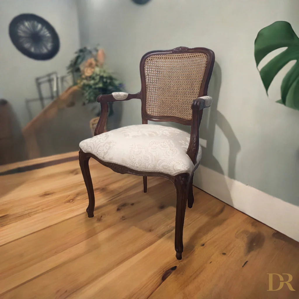 Poltrona a pozzetto in noce vintage restaurata con braccioli e schiena intessuta