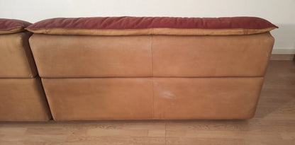 Divano bogò in pelle e pelle scamosciata vintage con cuscini burgundy e struttura in pelle tan di carlo bartoli