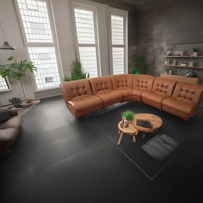 Divano modulare vintage in pelle cognac anni 70 in pelle marrone tufted in configurazione angolare