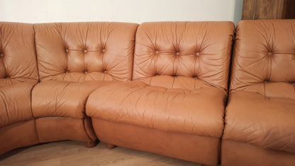 Divano modulare vintage in pelle cognac italiano anni 70 con cuscini capitonnè e design curvo in pelle tan