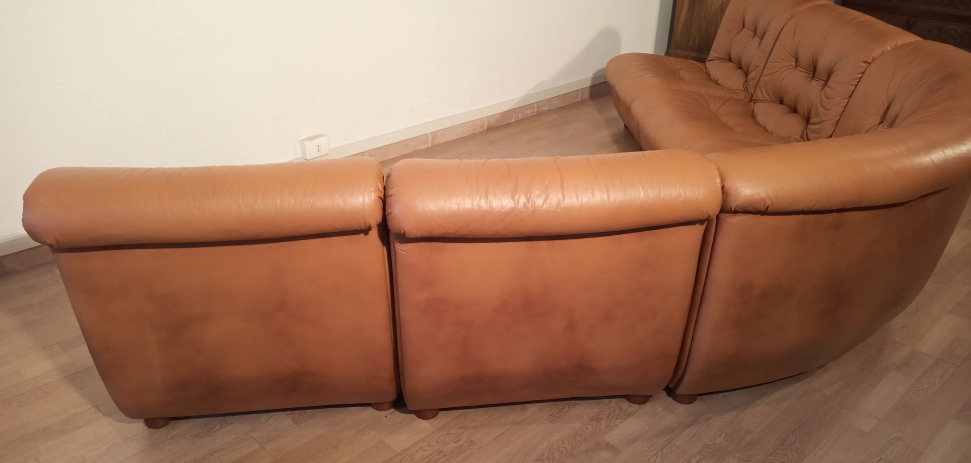Divano modulare vintage in pelle cognac marrone con cuscini capitonné anni 70 in set da cinque pezzi