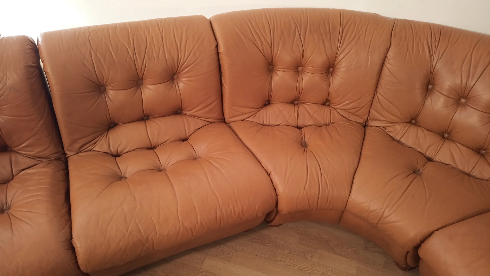 Divano modulare vintage in pelle cognac con dettaglio a bottoni e rivestimento in cuoio tufted marrone anni 70