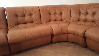 Divano modulare vintage in pelle cognac con cuscini capitonnè in pelle marrone anni 70