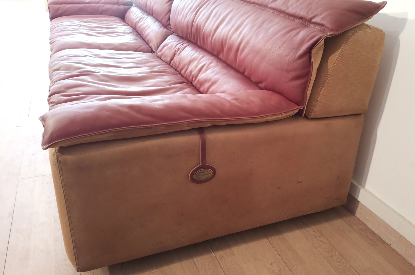 Divano bogò vintage con base in pelle color cuoio e seduta imbottita rosa di carlo bartoli per rossi di albizzate 1970