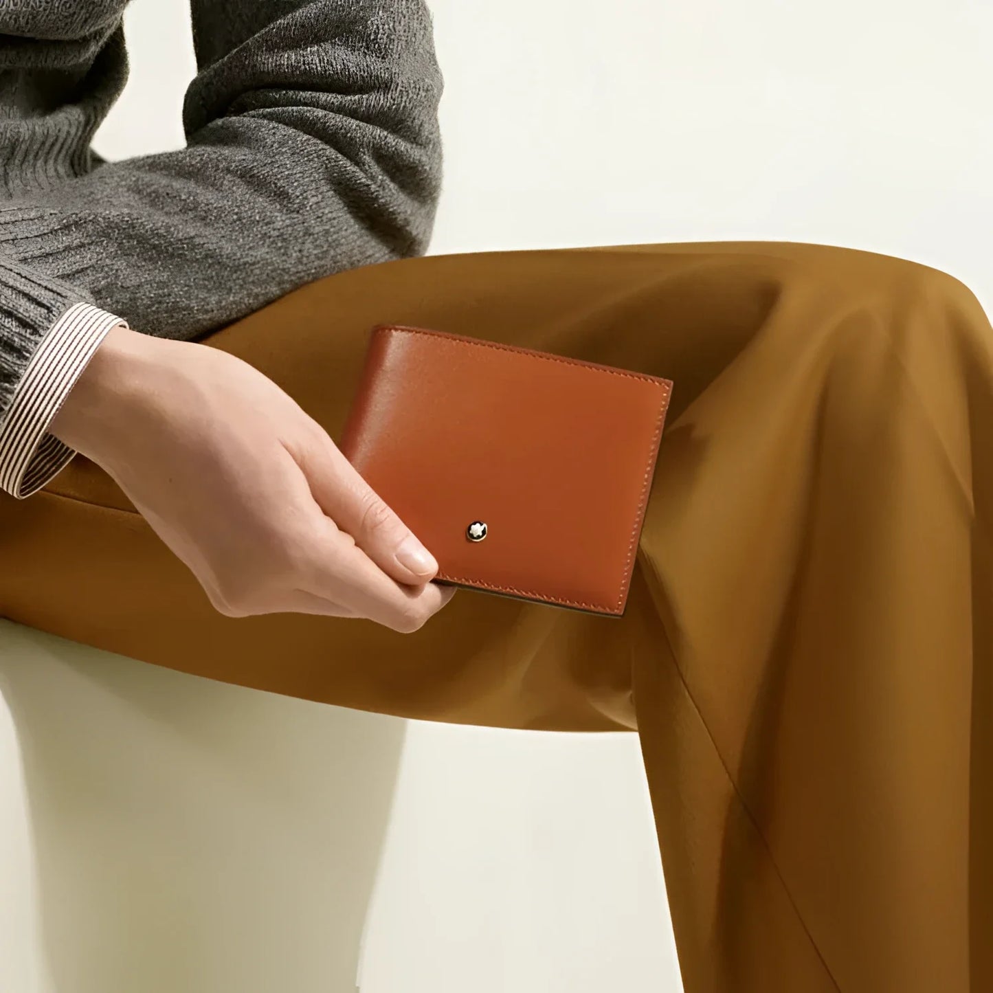 Portafoglio meisterstück ruggine in pelle liscia con design minimalista e piccolo emblema argento compagno perfetto per la routine quotidiana