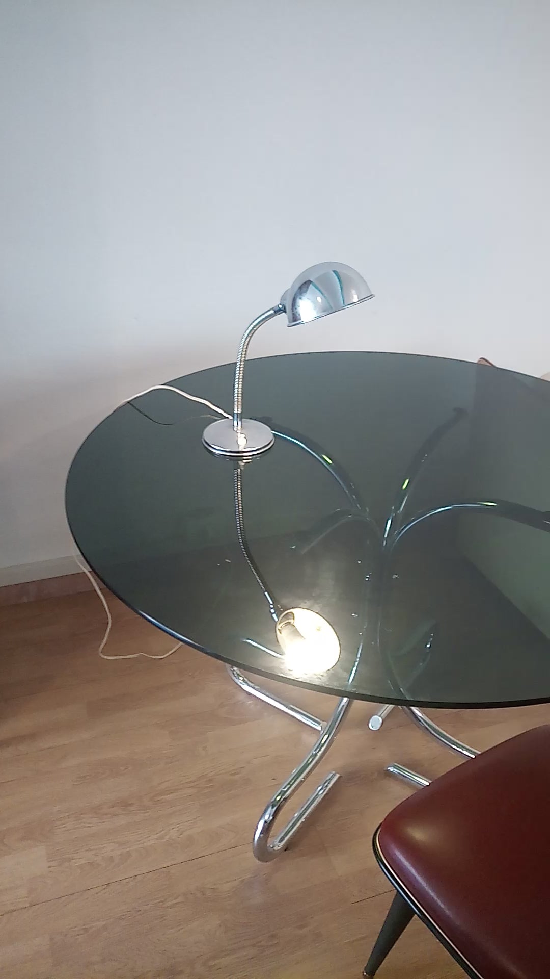 Lampada da tavolo vintage cromata in metallo cromato, perfetta per il design casa