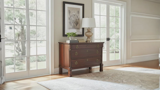 Comò cassettiera Impero in noce con dettagli in bronzo, XIX secolo, Italia