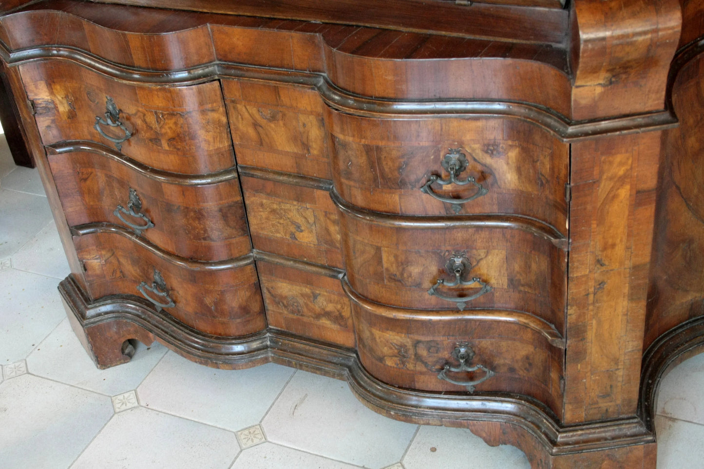 Trumeau lombardo originale in noce con linea trapezoidale elegante e corpo mosso presenta maniglie metalliche ornate e intarsi