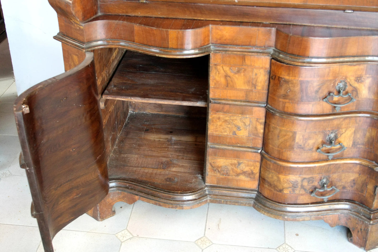Trumeau lombardo originale in noce e radica di noce con linea trapezoidale elegante e corpo mosso presenta un cassetto aperto