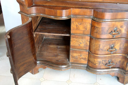 Trumeau lombardo originale in noce e radica di noce con linea trapezoidale elegante e corpo mosso presenta un cassetto aperto