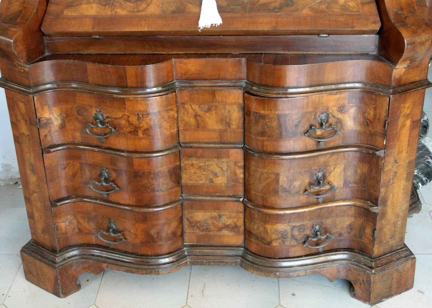 Trumeau lombardo originale in noce con linea trapezoidale elegante e corpo mosso presenta tre cassetti serpentina