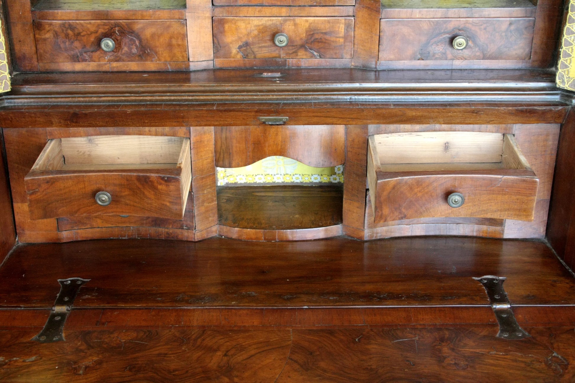 Interno di un trumeau lombardo originale in noce con linea trapezoidale elegante e corpo mosso presenta cassetti aperti