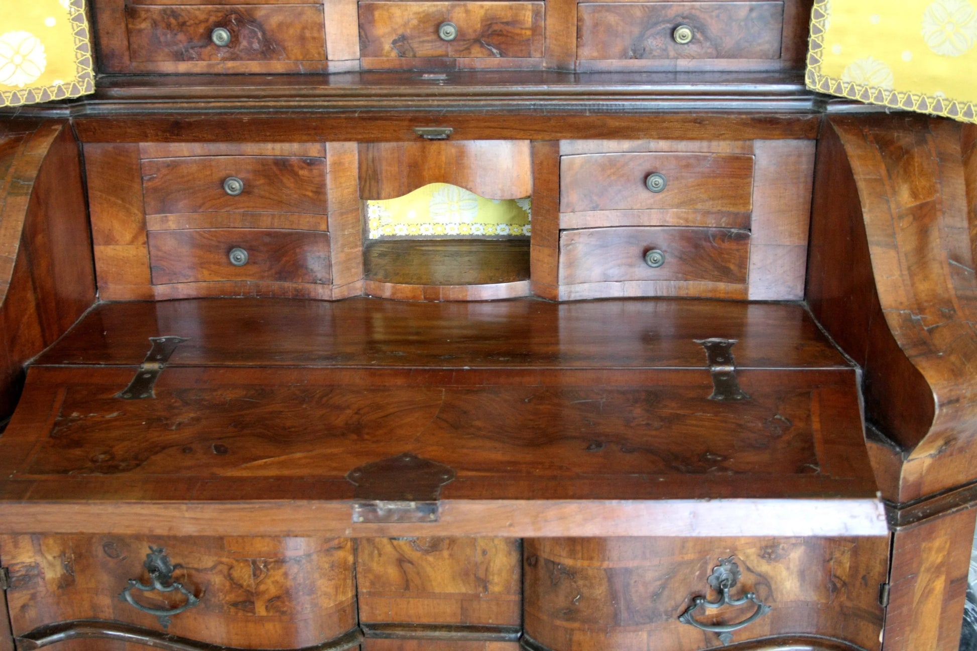 Trumeau lombardo originale in noce e radica con corpo mosso e linea trapezoidale elegante del xix secolo