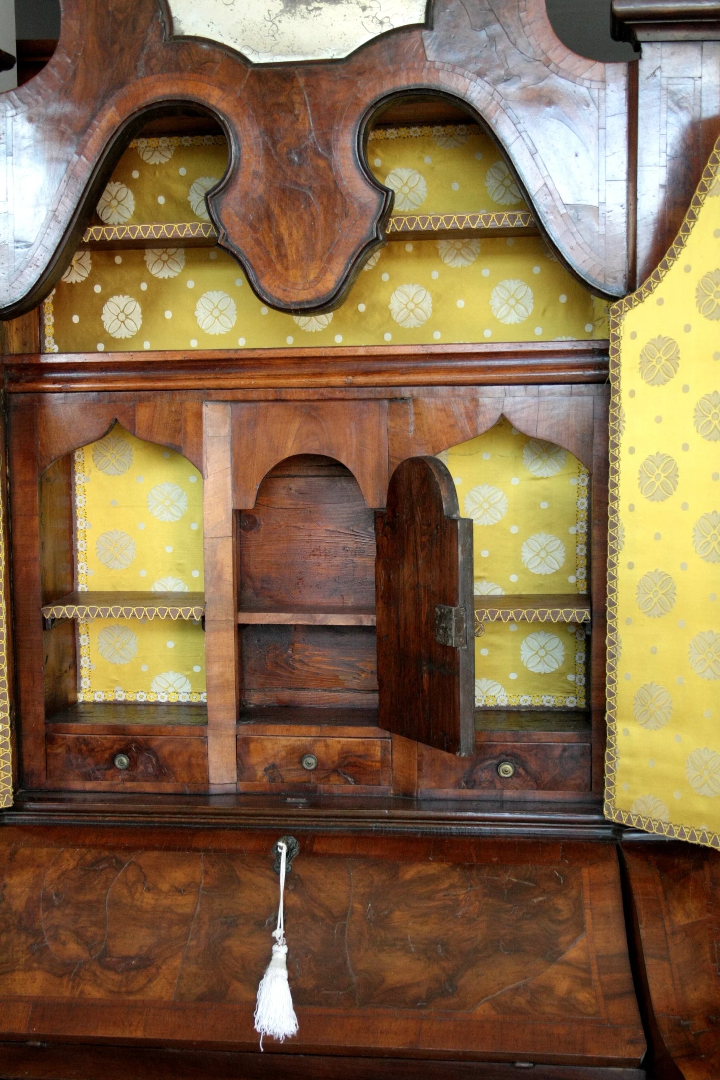 Antico trumeau lombardo originale in noce e radica con linea trapezoidale elegante e corpo mosso presenta interno giallo decorato