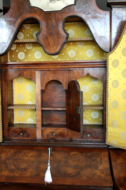 Antico trumeau lombardo originale in noce e radica con linea trapezoidale elegante e corpo mosso presenta interno giallo decorato