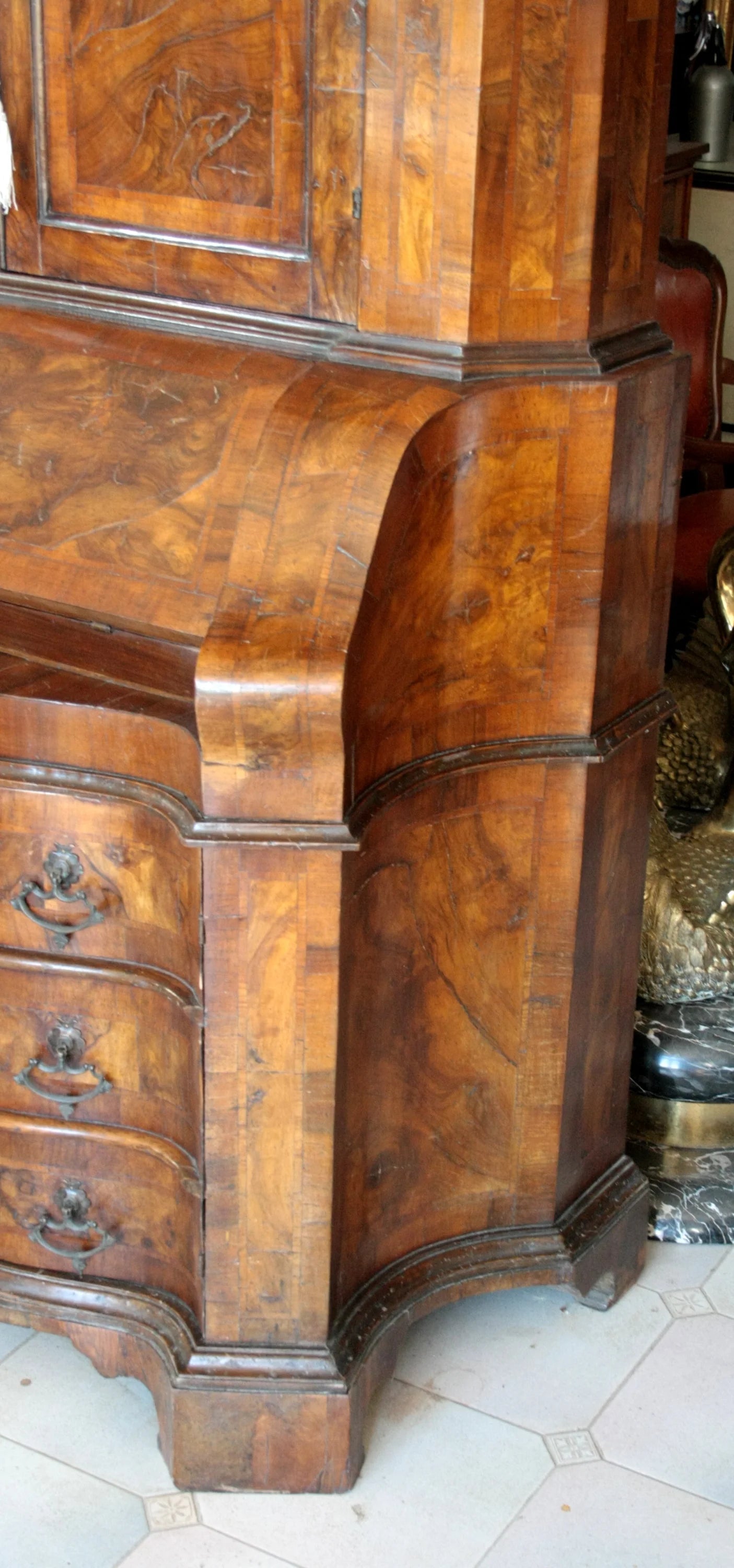 Trumeau lombardo originale in noce e radica di noce con corpo mosso presenta linea trapezoidale elegante e tre cassetti curvi