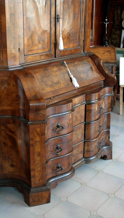 Trumeau lombardo originale in noce e radica con linea trapezoidale elegante e corpo mosso presenta tre cassetti decorati