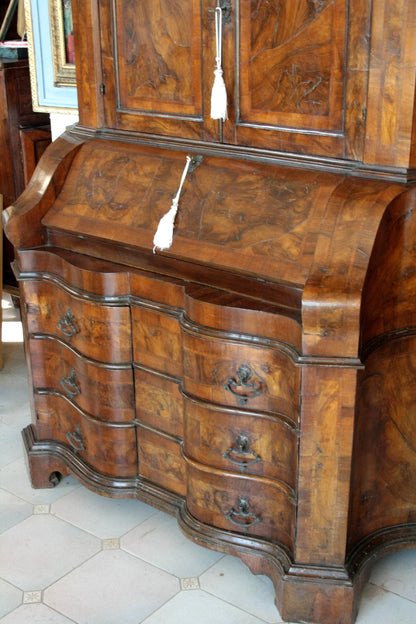Trumeau lombardo originale in noce e radica di noce con linea trapezoidale elegante e corpo mosso presenta roll-top e cassetti