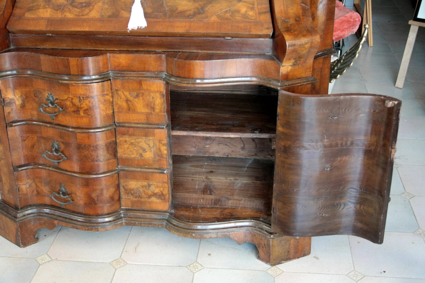 Trumeau lombardo originale in noce con linea trapezoidale elegante e corpo mosso presenta tre cassetti e cabinet laterale