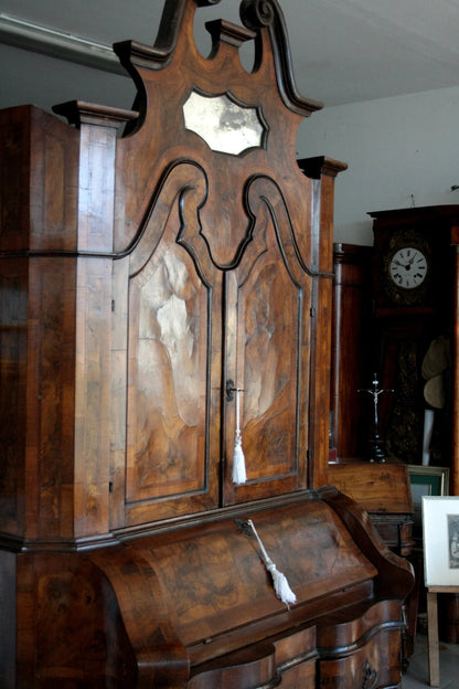 Trumeau lombardo originale in noce e radica con linea trapezoidale elegante e corpo mosso presenta hutch intagliato