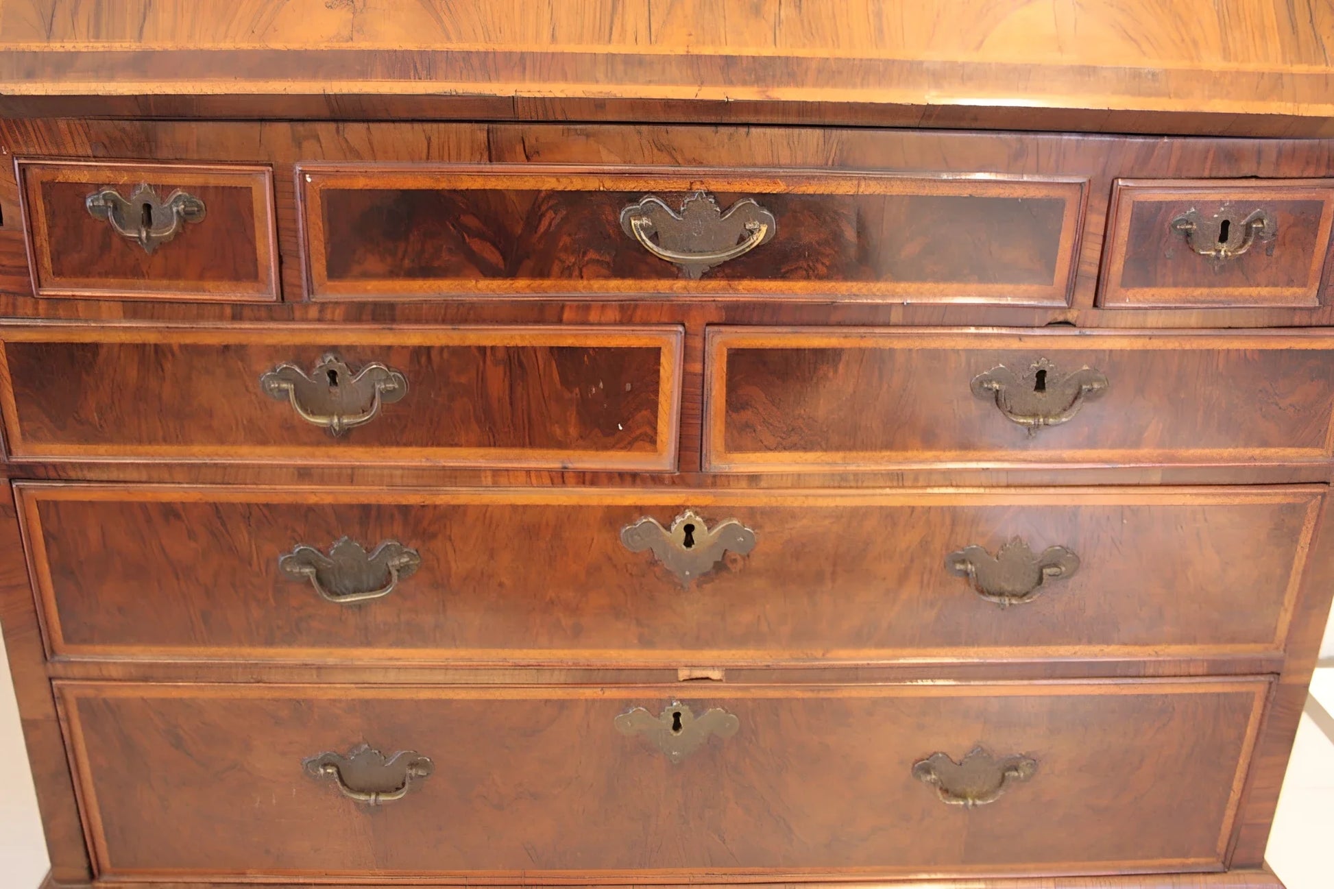 Splendido trumeaux luigi xvi in noce con piano ribaltabile e numerosi cassetti con maniglie in ottone e intarsio decorativo