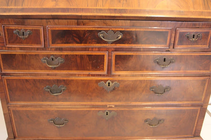 Splendido trumeaux luigi xvi in noce con piano ribaltabile e numerosi cassetti con maniglie in ottone e intarsio decorativo