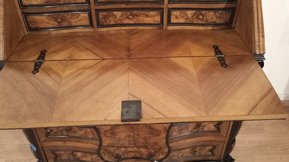 Cassettiera ribalta lombarda settecentesca originale in legno con piano ribaltabile e cassetti in radica decorativa