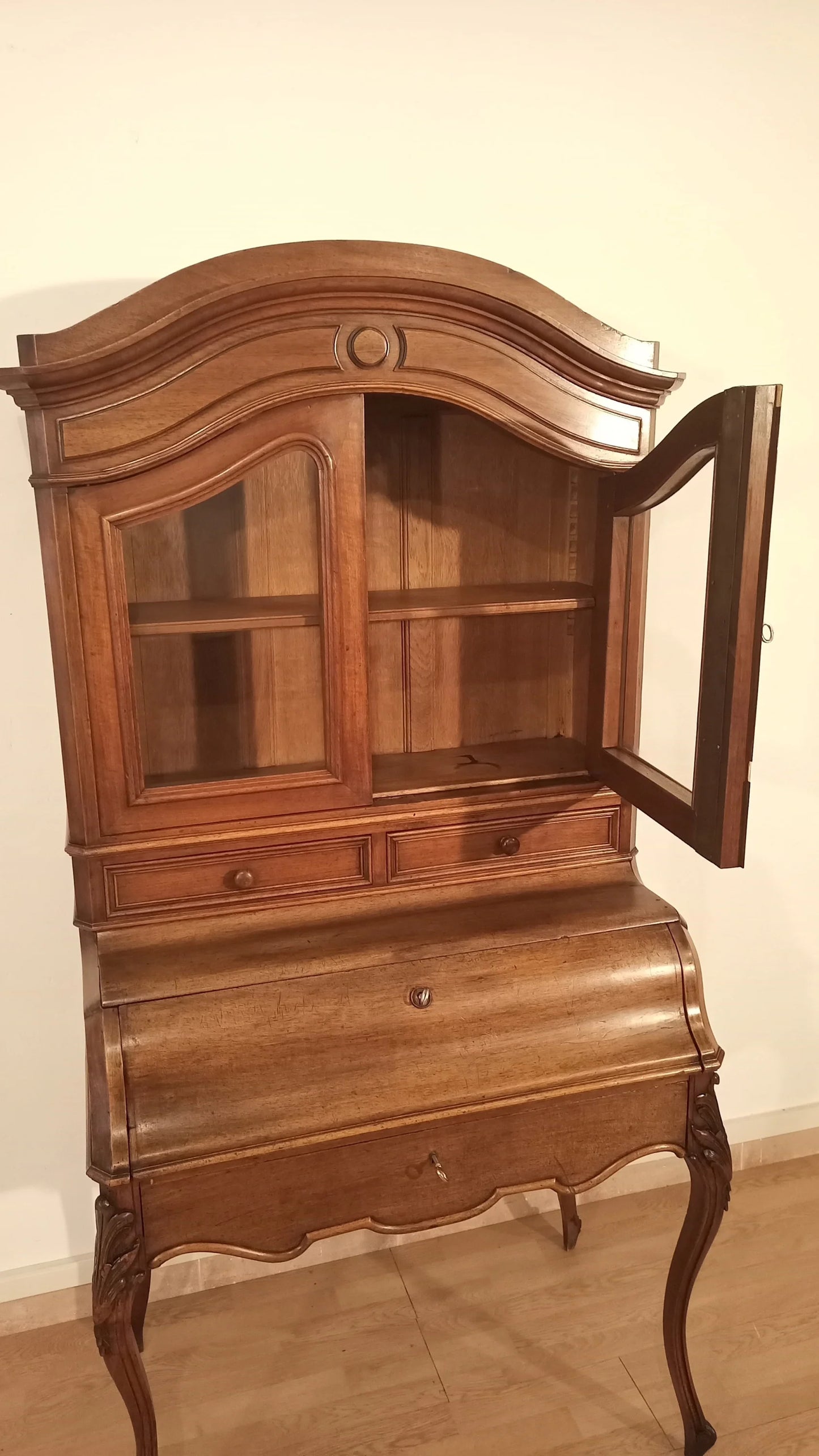 Credenza scrittoio in rovere massello ottocento con gambe curve e vetrina superiore restaurata xix secolo