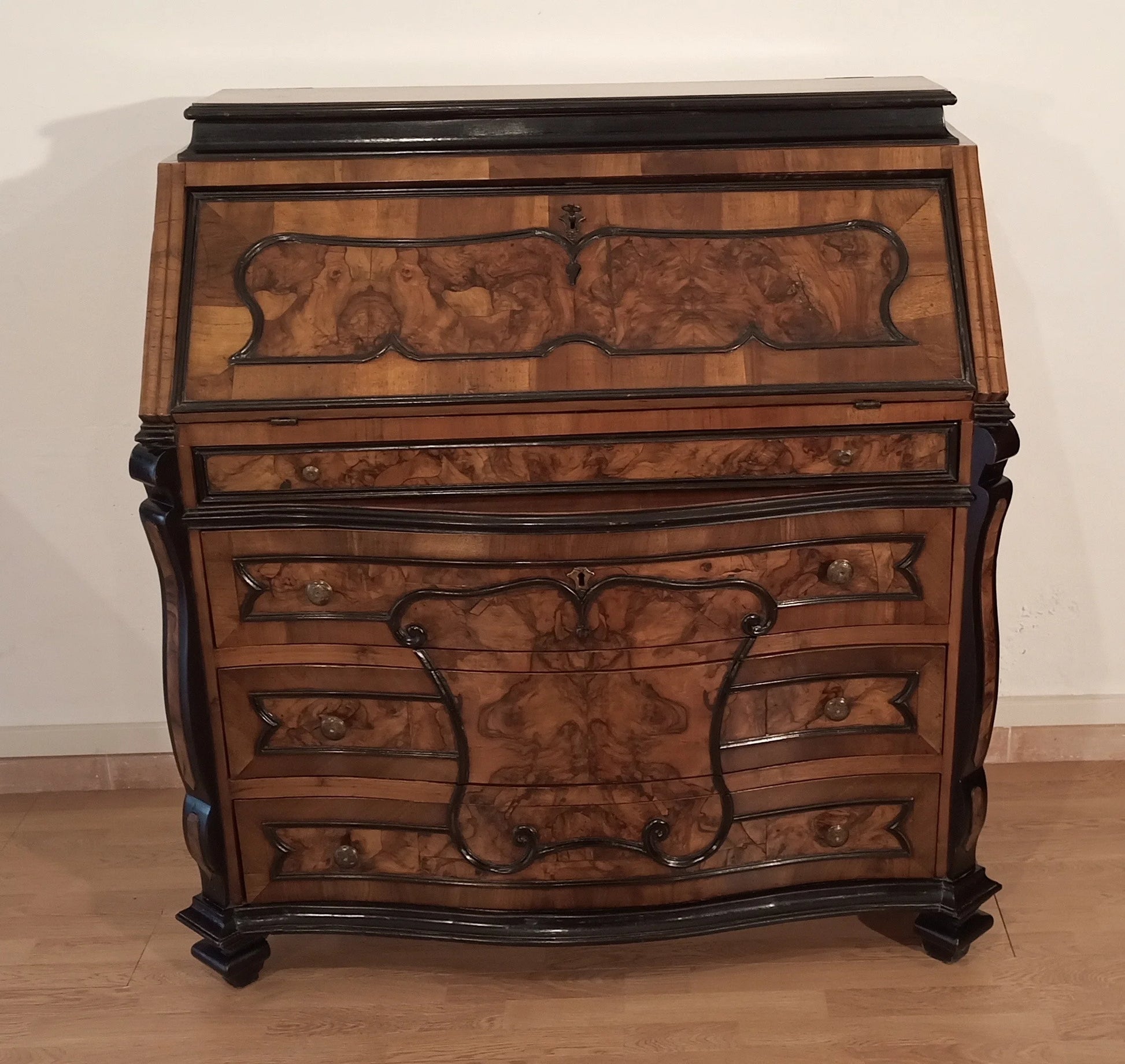Ornate cassettiera ribalta lombarda settecentesca originale in legno con cassetti curvi e intarsi decorativi restaurata