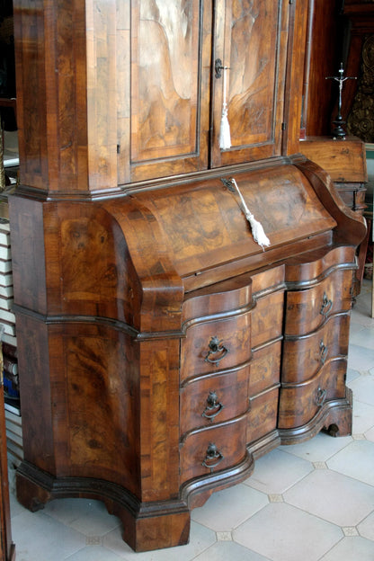 Trumeau lombardo originale in noce e radica con linea trapezoidale elegante e corpo mosso presenta cassetti curvi