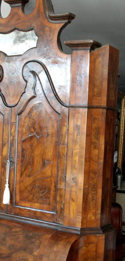 Trumeau lombardo originale in noce e radica con linea trapezoidale elegante e corpo mosso presenta specchio superiore