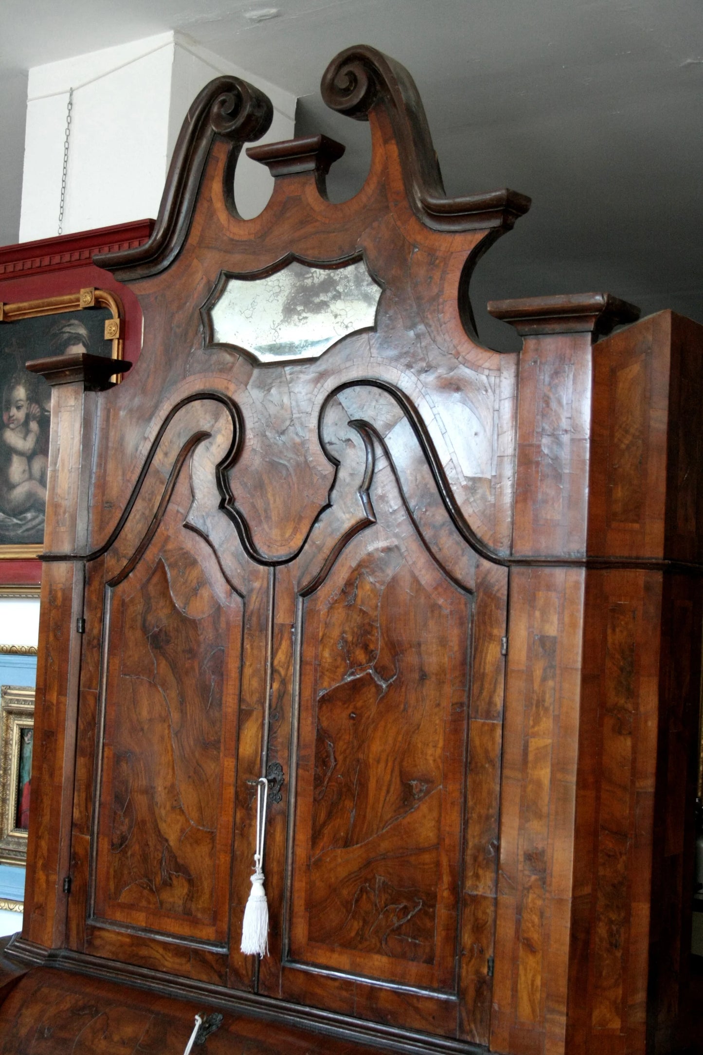 Trumeau lombardo originale in noce con linea trapezoidale elegante e corpo mosso presenta piccolo specchio antico segnato