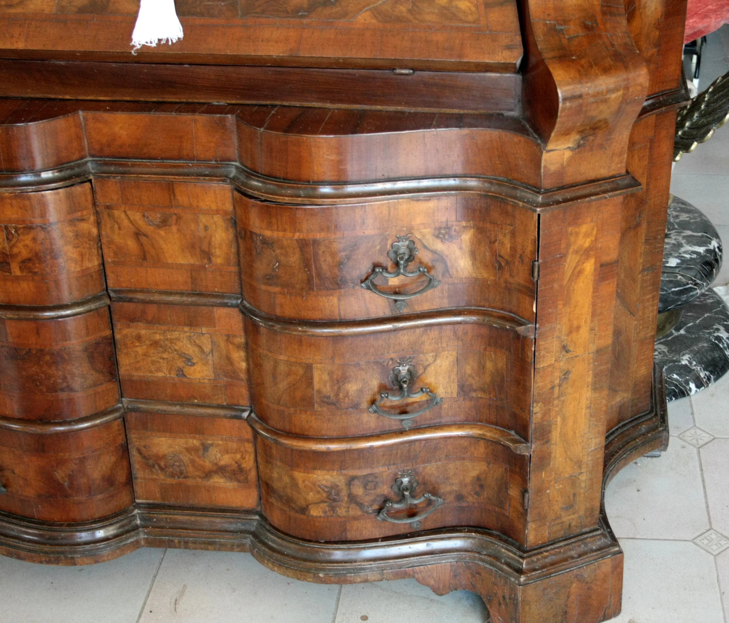 Ornate trumeau lombardo originale in noce con linea trapezoidale elegante e corpo mosso presenta dettagli in ottone