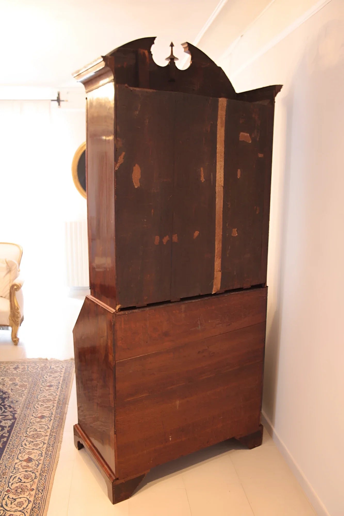 Splendido trumeaux luigi xvi in noce con piano ribaltabile e numerosi cassetti in legno scuro con corona decorativa