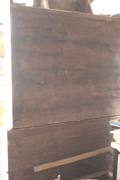 Trumeau lombardo originale in noce con corpo mosso presenta una linea trapezoidale elegante e pannellatura rustica