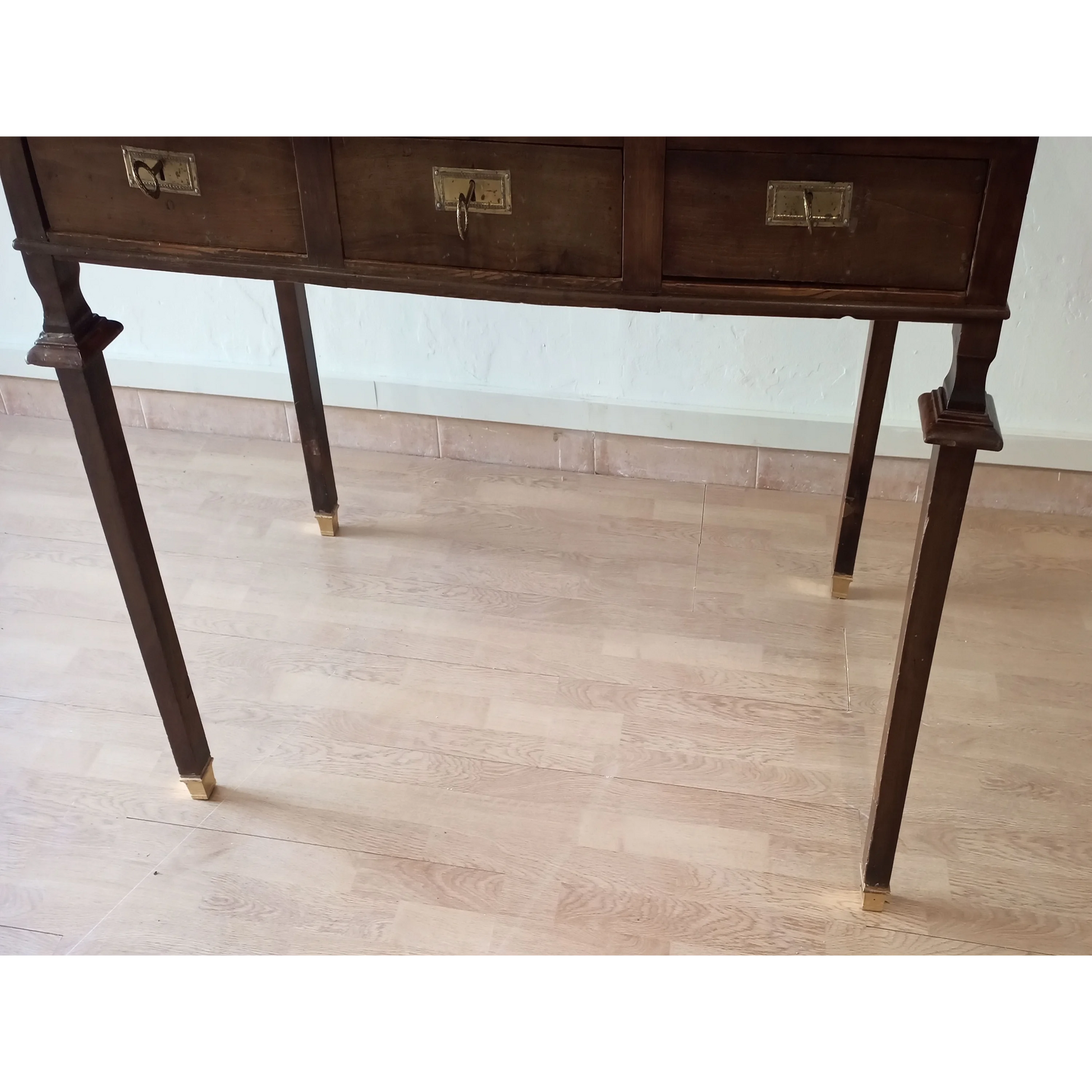 Scrivania Vintage Stile Impero ottocento Noce Piedini in Ottone e Piano Pelle Dario Raia Antiquariato Modernariato Vintage legno massello lucidatura a tampone maniglie ottone Mobile in legno di noce Mobili antichi Mobili nuovi per la casa Mobili per la casa nuova noce originale ottone piano in pelle Scrivania in legno scrivania mid century modern scrivania stile impero tre cassetti