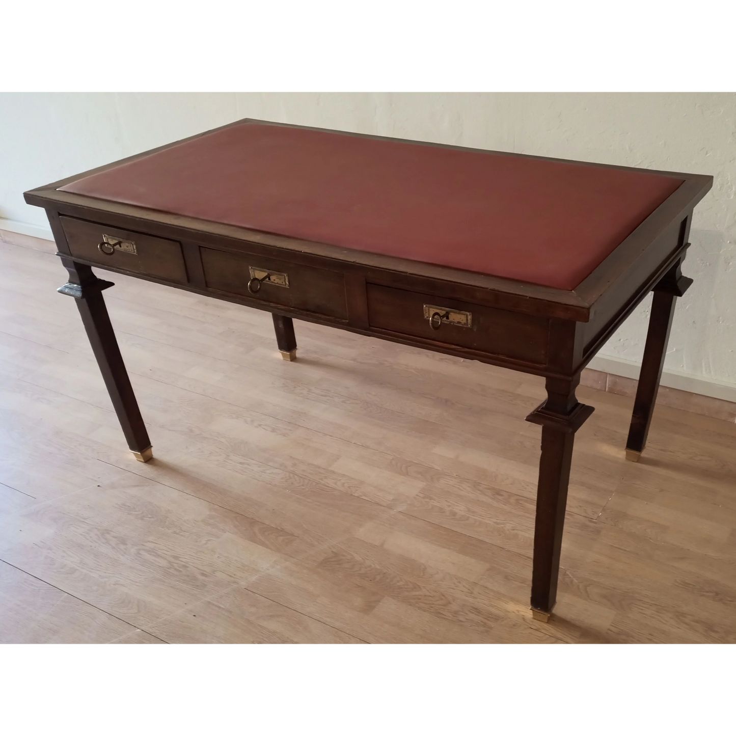 Scrivania Vintage Stile Impero ottocento Noce Piedini in Ottone e Piano Pelle Dario Raia Antiquariato Modernariato Vintage legno massello lucidatura a tampone maniglie ottone Mobile in legno di noce Mobili antichi Mobili nuovi per la casa Mobili per la casa nuova noce originale ottone piano in pelle Scrivania in legno scrivania mid century modern scrivania stile impero tre cassetti