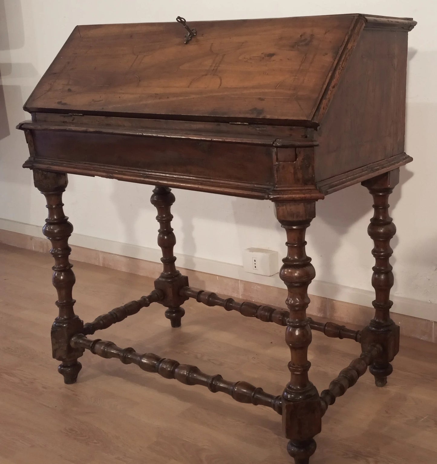 Scrivania a ribalta xviii secolo in legno antico con gambe tornite ornate e piano inclinato per scrittura elegante