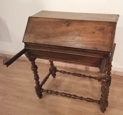 Antica scrivania a ribalta xviii secolo in legno con gambe tornite e piano inclinato per scrittura