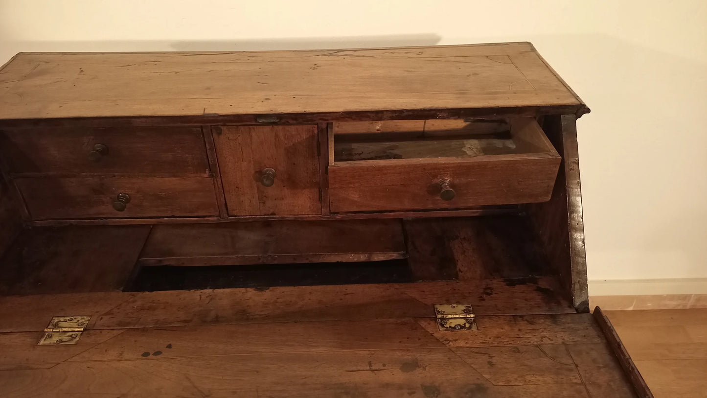 Scrivania a ribalta xviii secolo in legno con cassetti aperti e scomparti per organizzazione ufficio