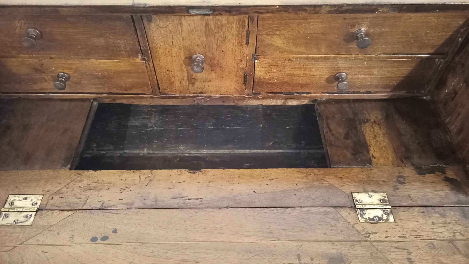 Scrivania a ribalta xviii secolo in legno con cassetti e scomparto nascosto per uso da scrivania elegante