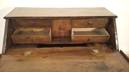 Scrivania a ribalta xviii secolo in legno con cassetti aperti e scomparti interni visibili