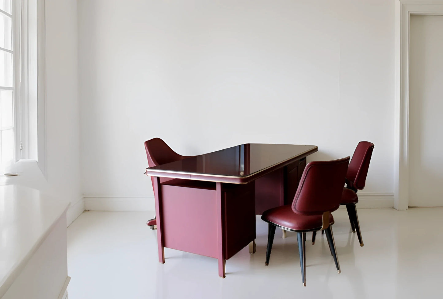 Set scrivania ministeriale disegnata da umberto mascagni in similpelle bordeaux con tre sedie e dettagli in ottone