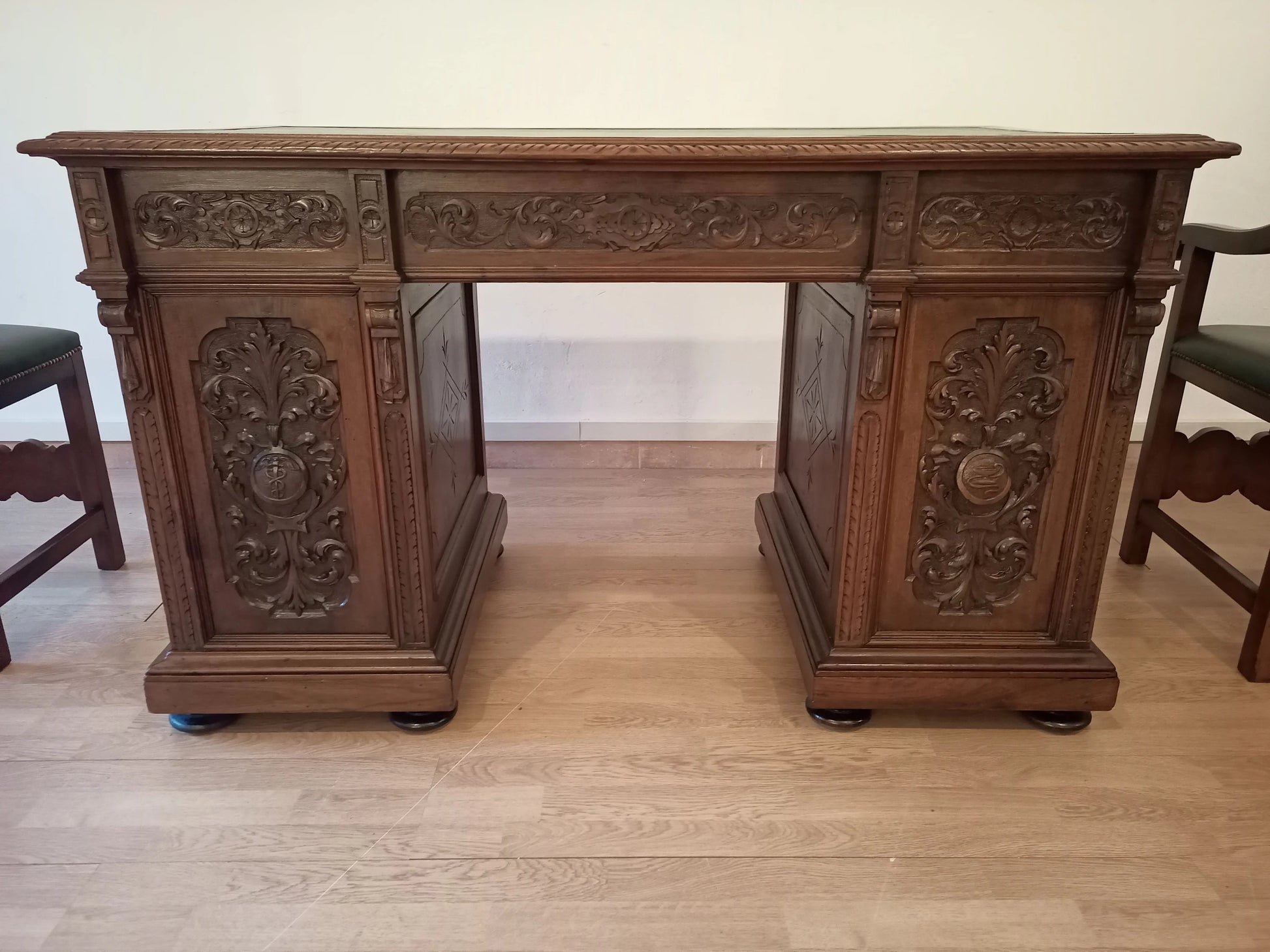 Scrivania studio stile in noce con pannelli decorativi e tre cassetti nel set di sedie e scrivania ministeriale