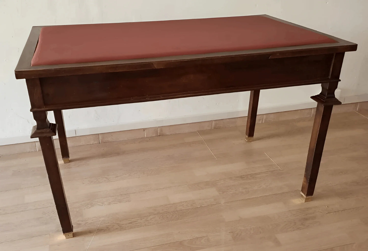 Scrivania stile impero ottocento in noce con piedini in ottone e piano in pelle e panca pianoforte in legno scuro con cuscino rosso
