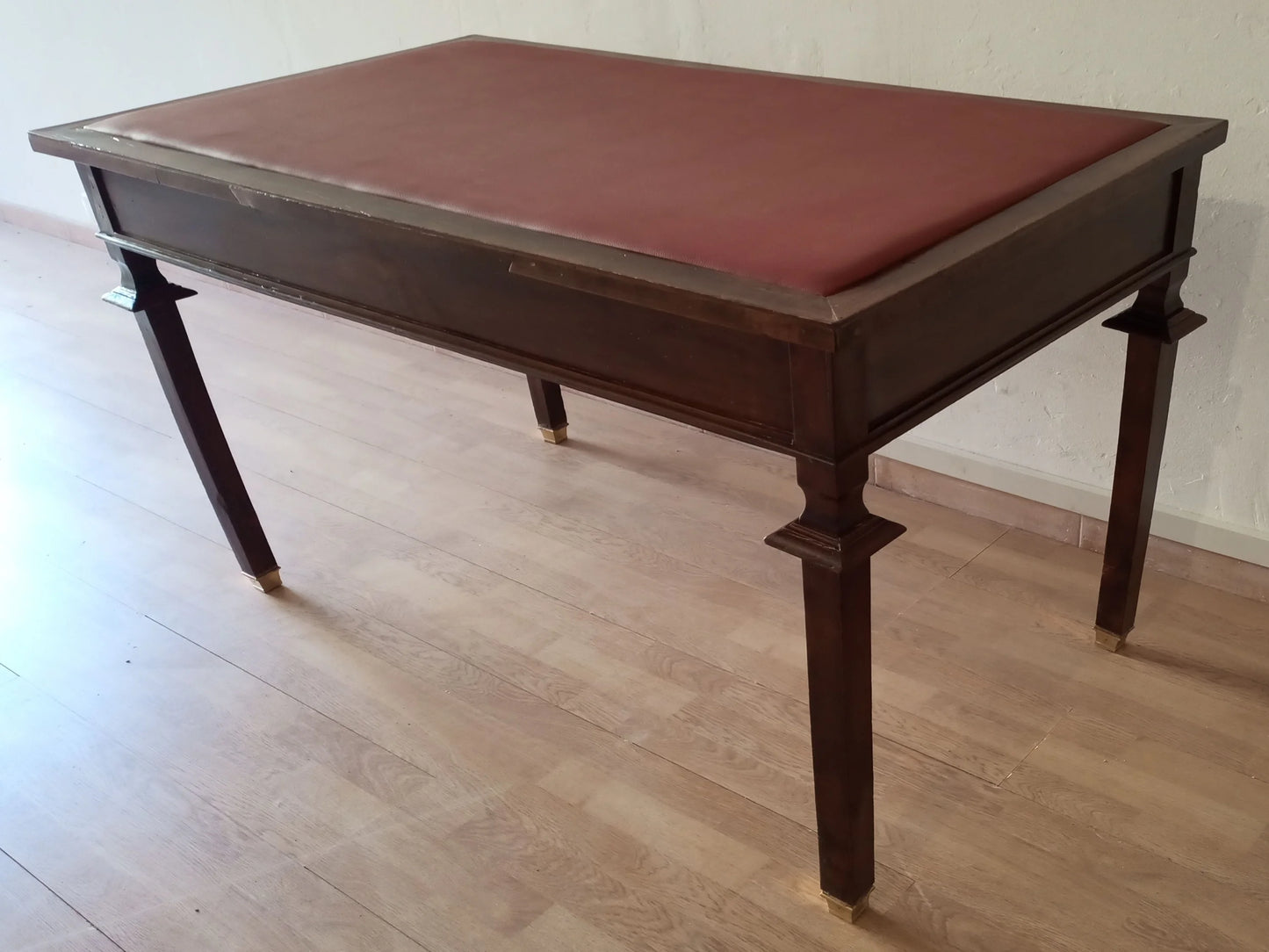 Scrivania stile impero noce con piano in pelle rossiccia e piedini in ottone elegante e vintage ottocento